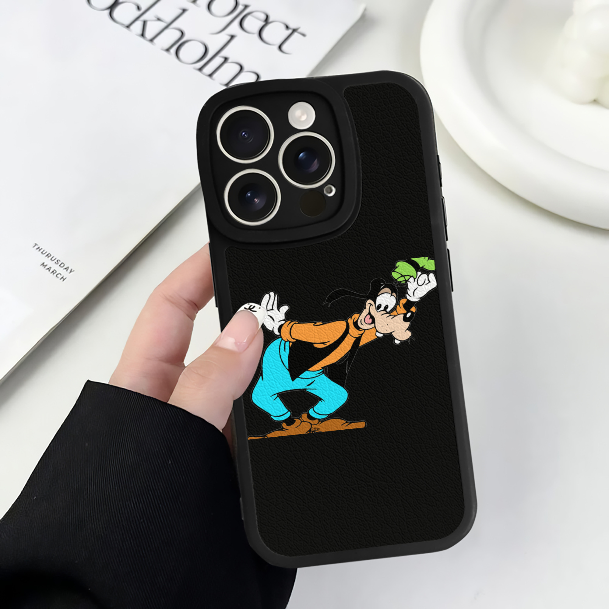 （画像用） ミッキーマウス Mickey Mouse 【iPhone 16シリーズ対応】シリコンスマホケース（レザー調） 材質：シリコン
